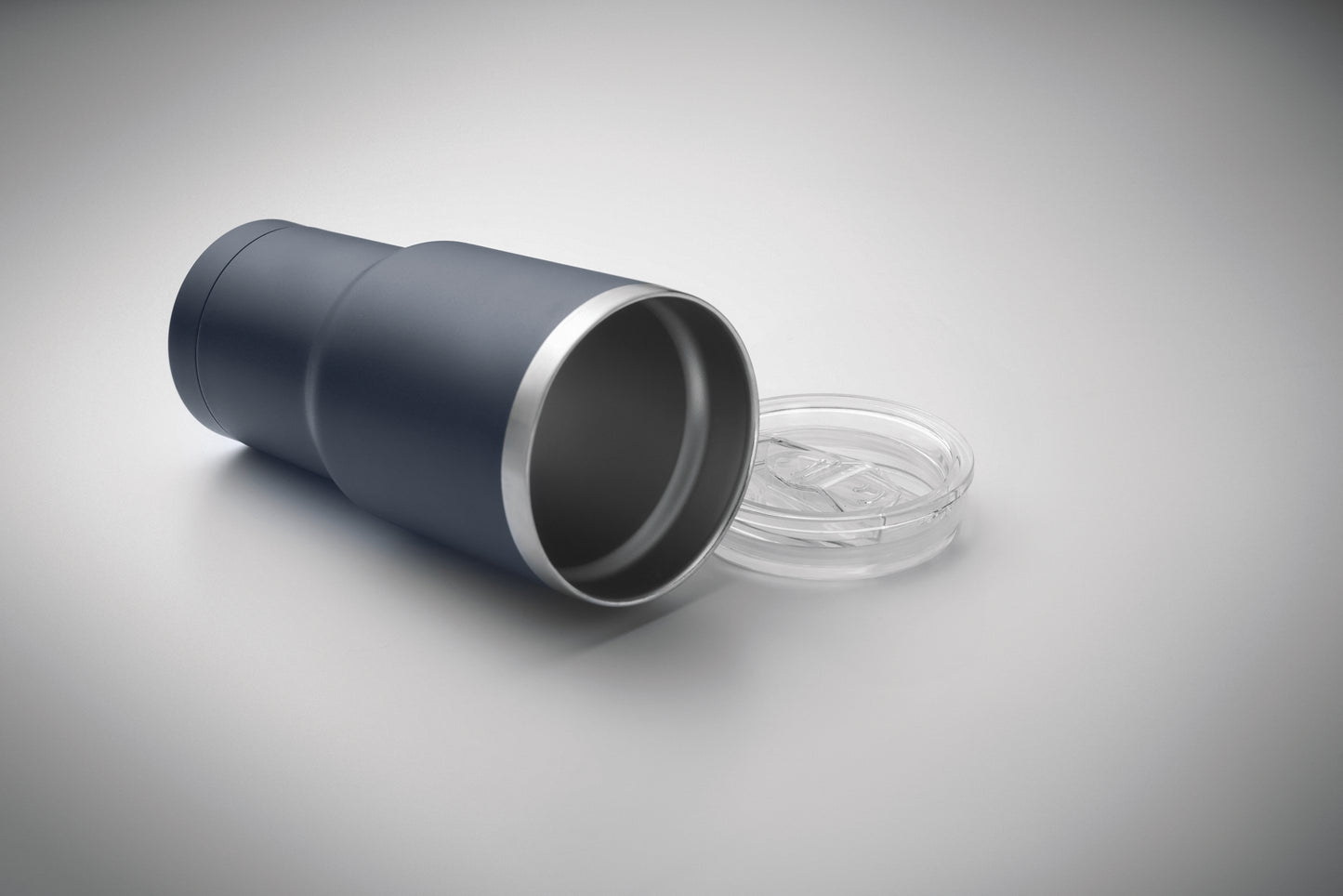 Doppelwandiger Trinkbecher aus recyceltem Edelstahl (90% recycelter Edelstahl und 10% Edelstahl). Deckel