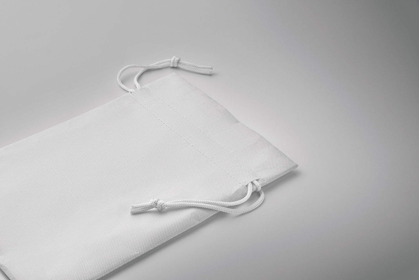 Kleiner Geschenk- oder Goodie-Beutel mit Kordelzug. RPET-Non Woven 80 g/m². Maße ca.