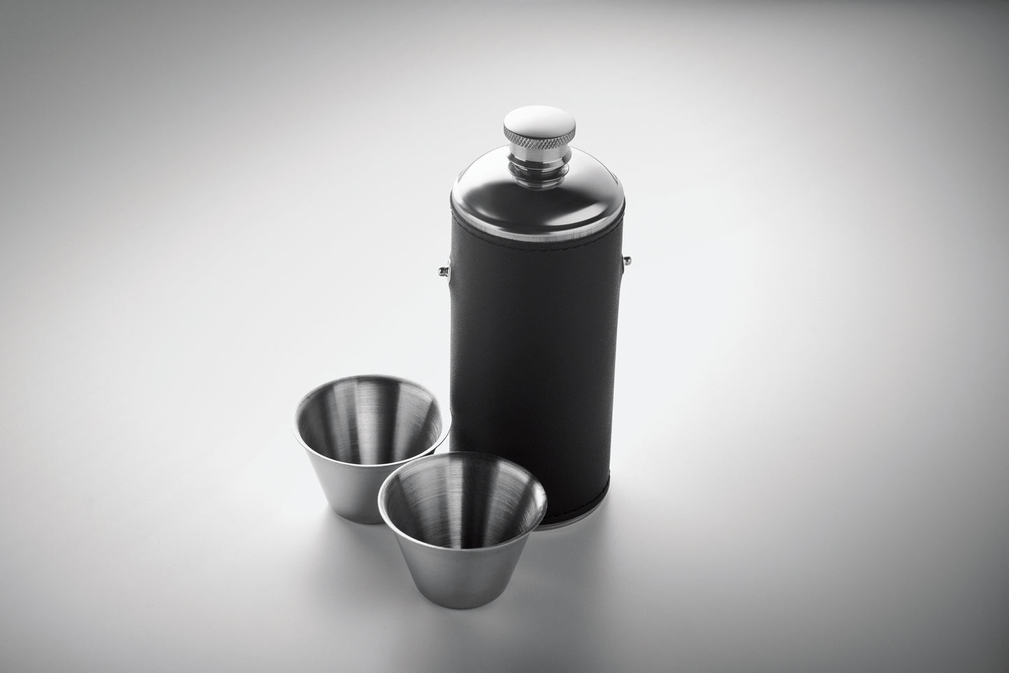 Flasche aus Edelstahl mit PU-Hülle und 2 Schnapsbechern aus Edelstahl. Füllmenge: Flasche