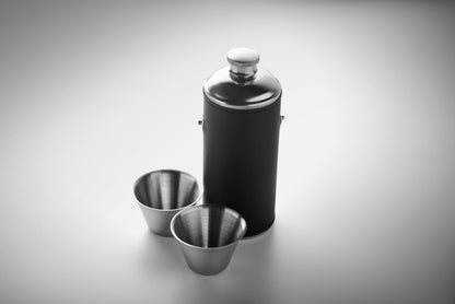Flasche aus Edelstahl mit PU-Hülle und 2 Schnapsbechern aus Edelstahl. Füllmenge: Flasche