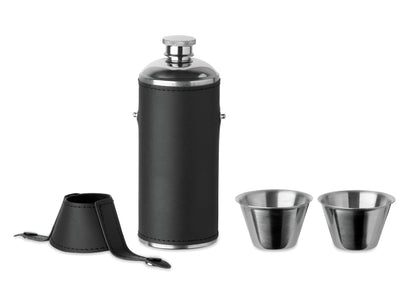 Flasche aus Edelstahl mit PU-Hülle und 2 Schnapsbechern aus Edelstahl. Füllmenge: Flasche