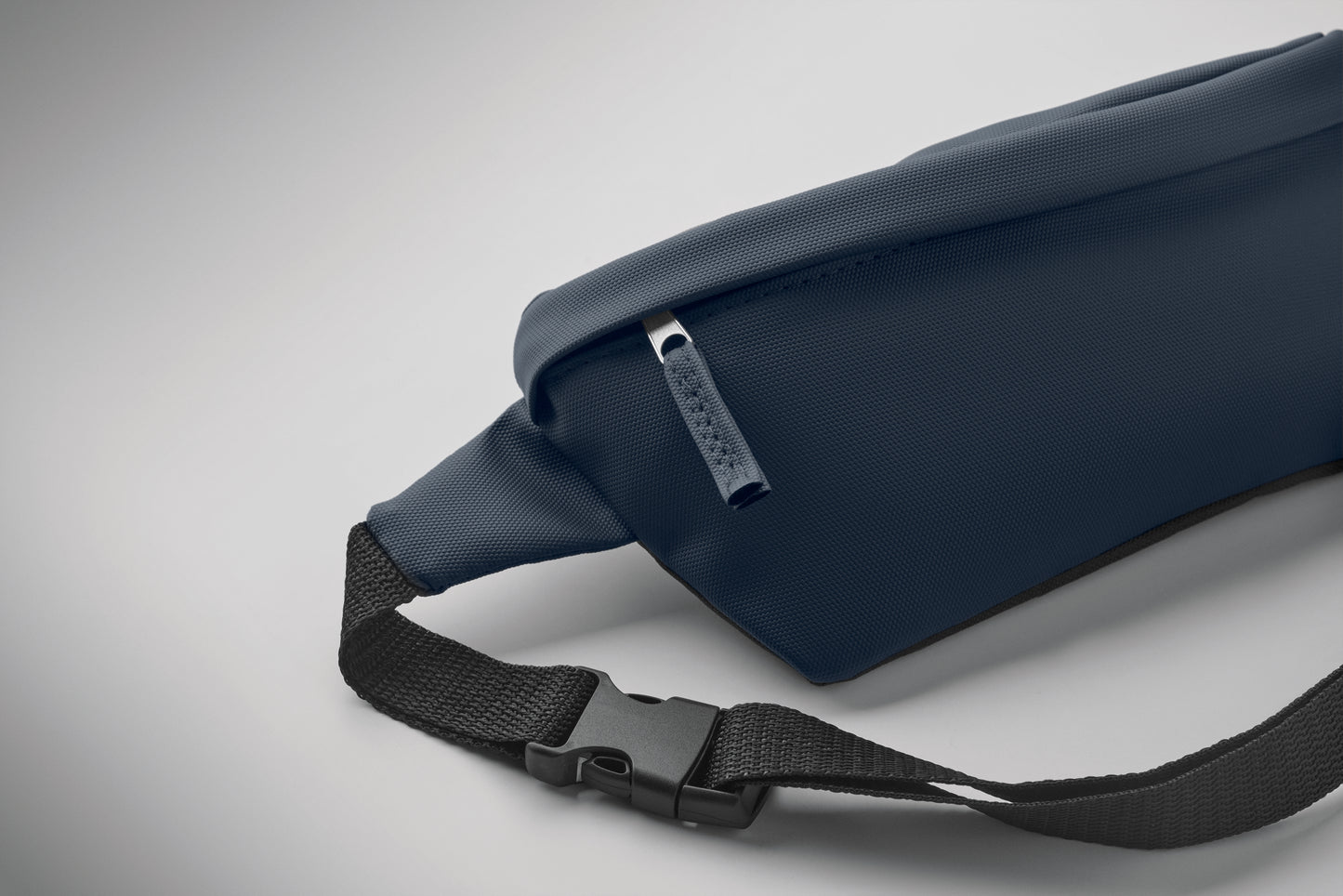 Gürteltasche aus PU-beschichtetem 600D RPET-Polyester und 210D RPET-Polyesterfutter. Fronttasche mit Reißverschluss.