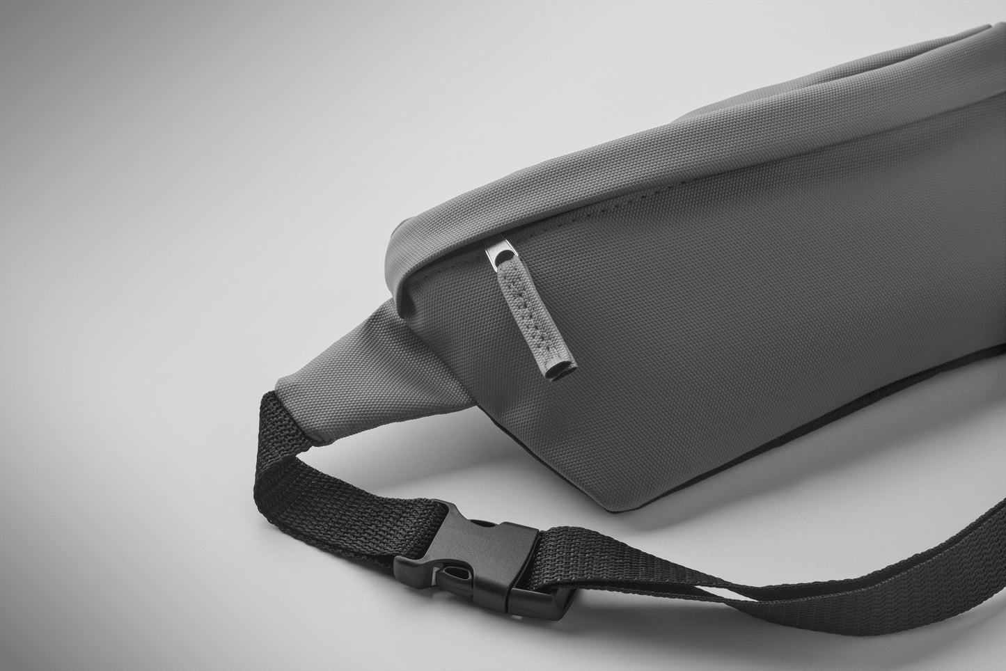 Gürteltasche aus PU-beschichtetem 600D RPET-Polyester und 210D RPET-Polyesterfutter. Fronttasche mit Reißverschluss.