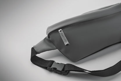 Gürteltasche aus PU-beschichtetem 600D RPET-Polyester und 210D RPET-Polyesterfutter. Fronttasche mit Reißverschluss.