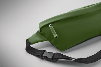 Gürteltasche aus PU-beschichtetem 600D RPET-Polyester und 210D RPET-Polyesterfutter. Fronttasche mit Reißverschluss.