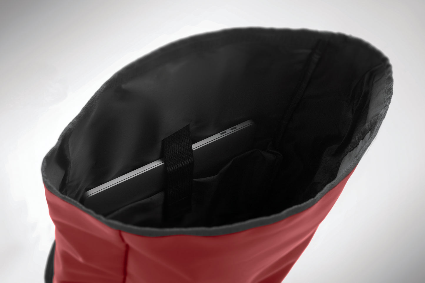 Rolltop-Rucksack aus PU-beschichtetem 600D RPET-Polyester und RPET-Polyesterfutter. 15'' Laptop-Fach. Gepolsterter Netzrücken mit