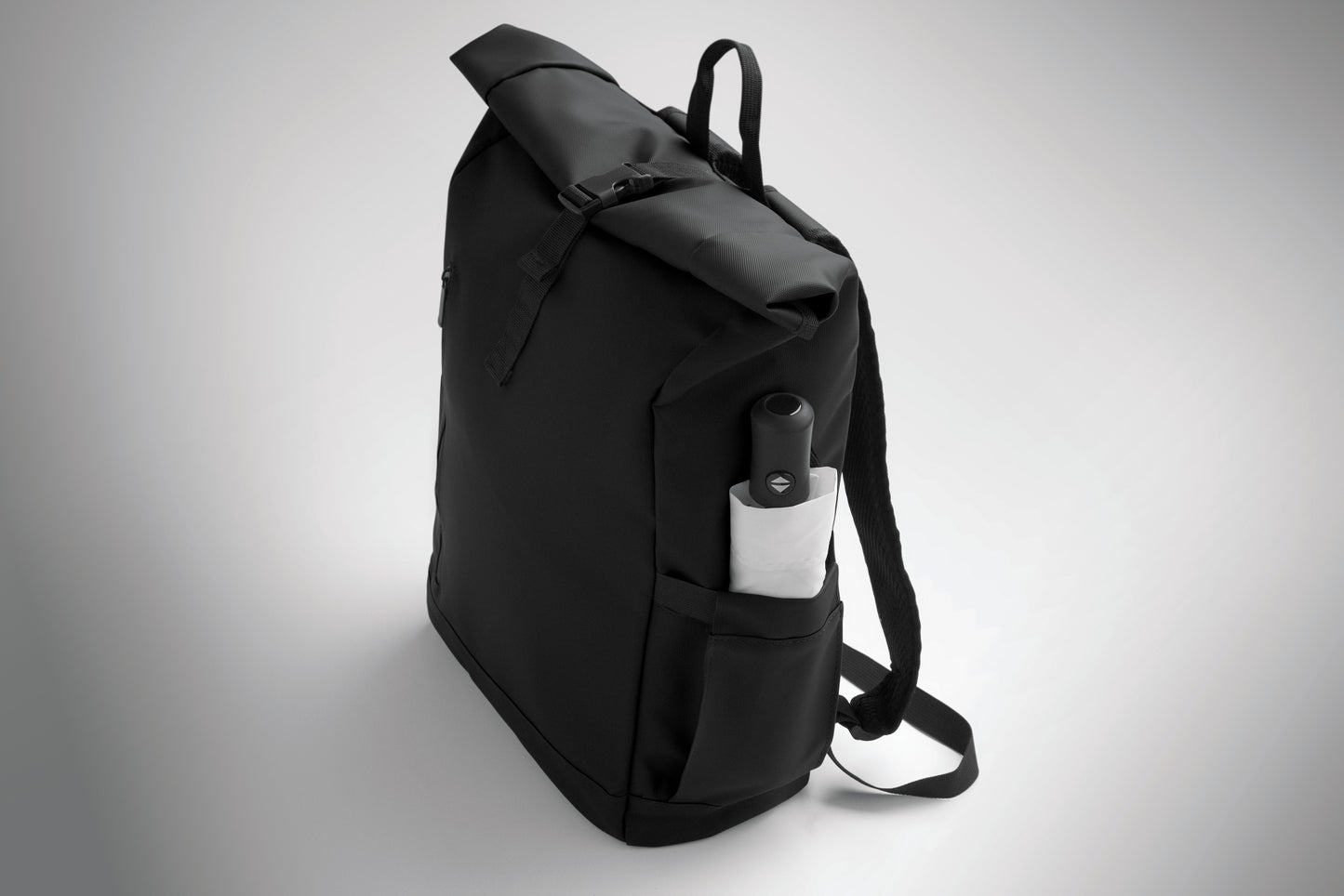 Rolltop-Rucksack aus PU-beschichtetem 600D RPET-Polyester und RPET-Polyesterfutter. 15'' Laptop-Fach. Gepolsterter Netzrücken mit