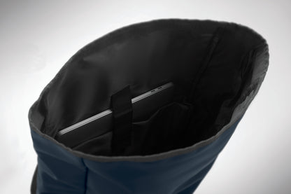 Rolltop-Rucksack aus PU-beschichtetem 600D RPET-Polyester und RPET-Polyesterfutter. 15'' Laptop-Fach. Gepolsterter Netzrücken mit