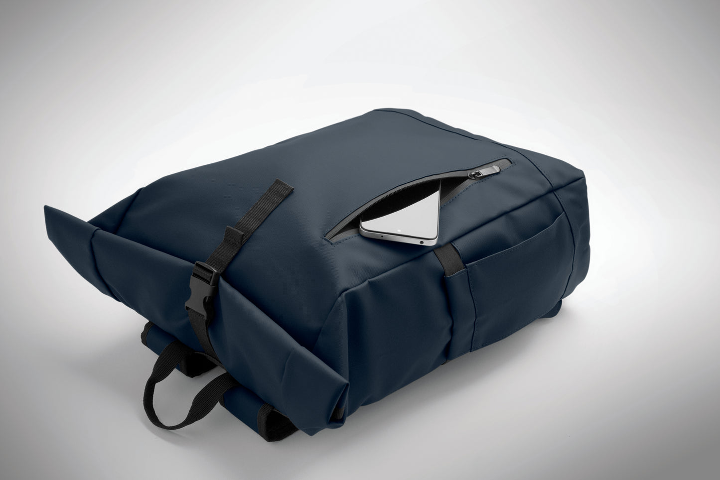 Rolltop-Rucksack aus PU-beschichtetem 600D RPET-Polyester und RPET-Polyesterfutter. 15'' Laptop-Fach. Gepolsterter Netzrücken mit