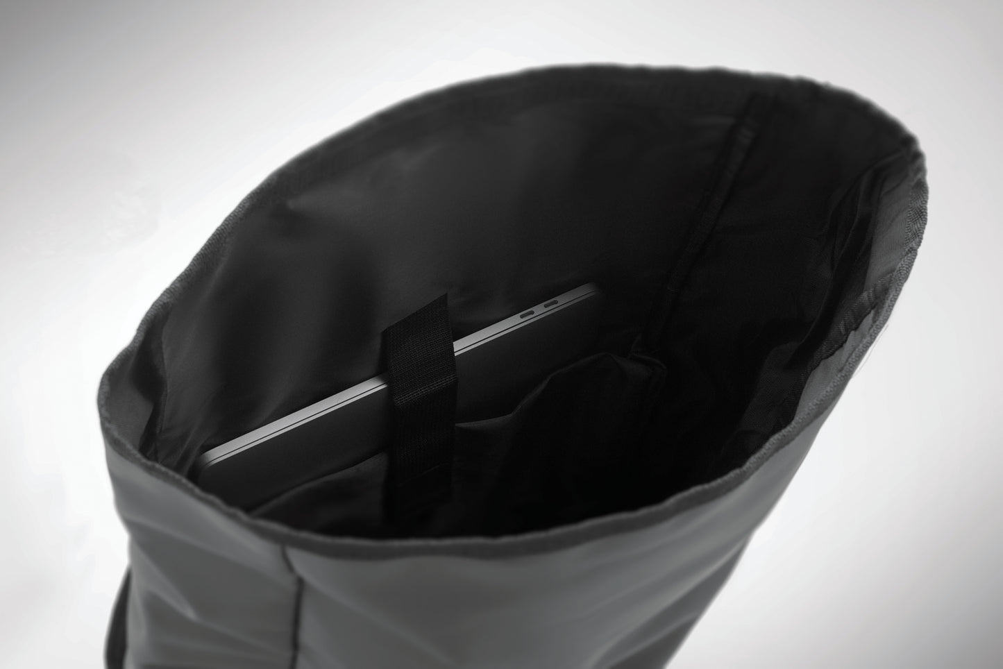 Rolltop-Rucksack aus PU-beschichtetem 600D RPET-Polyester und RPET-Polyesterfutter. 15'' Laptop-Fach. Gepolsterter Netzrücken mit