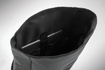 Rolltop-Rucksack aus PU-beschichtetem 600D RPET-Polyester und RPET-Polyesterfutter. 15'' Laptop-Fach. Gepolsterter Netzrücken mit