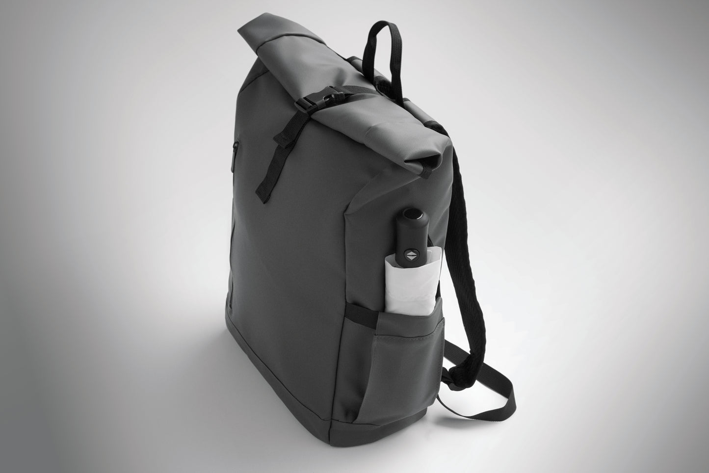 Rolltop-Rucksack aus PU-beschichtetem 600D RPET-Polyester und RPET-Polyesterfutter. 15'' Laptop-Fach. Gepolsterter Netzrücken mit