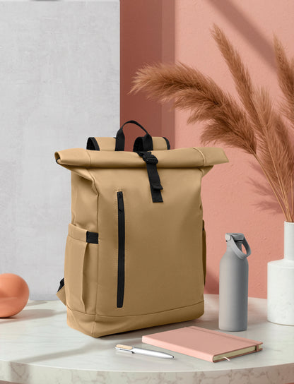 Rolltop-Rucksack aus PU-beschichtetem 600D RPET-Polyester und RPET-Polyesterfutter. 15'' Laptop-Fach. Gepolsterter Netzrücken mit