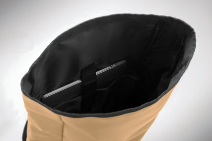 Rolltop-Rucksack aus PU-beschichtetem 600D RPET-Polyester und RPET-Polyesterfutter. 15'' Laptop-Fach. Gepolsterter Netzrücken mit