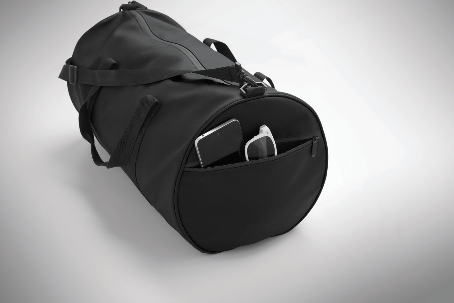 Sport- oder Reisetasche aus 600D RPET Polyester mit PU-Beschichtung. Fronttasche mit Reißverschluss.