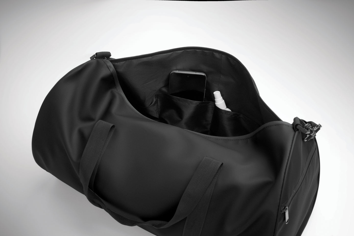 Sport- oder Reisetasche aus 600D RPET Polyester mit PU-Beschichtung. Fronttasche mit Reißverschluss.
