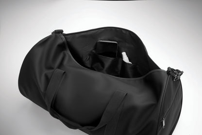 Sport- oder Reisetasche aus 600D RPET Polyester mit PU-Beschichtung. Fronttasche mit Reißverschluss.