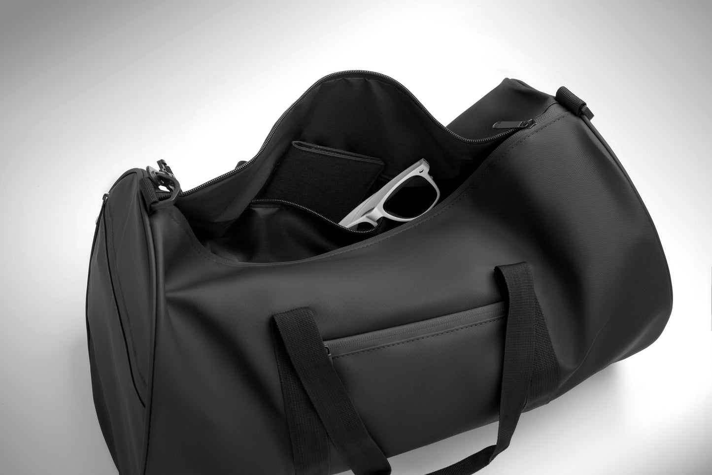 Sport- oder Reisetasche aus 600D RPET Polyester mit PU-Beschichtung. Fronttasche mit Reißverschluss.