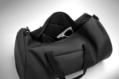 Sport- oder Reisetasche aus 600D RPET Polyester mit PU-Beschichtung. Fronttasche mit Reißverschluss.