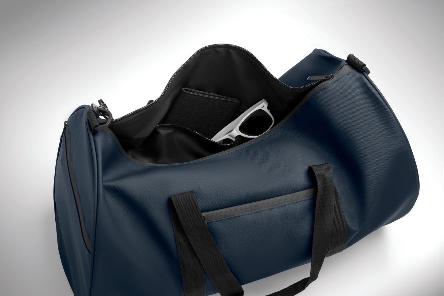 Sport- oder Reisetasche aus 600D RPET Polyester mit PU-Beschichtung. Fronttasche mit Reißverschluss.