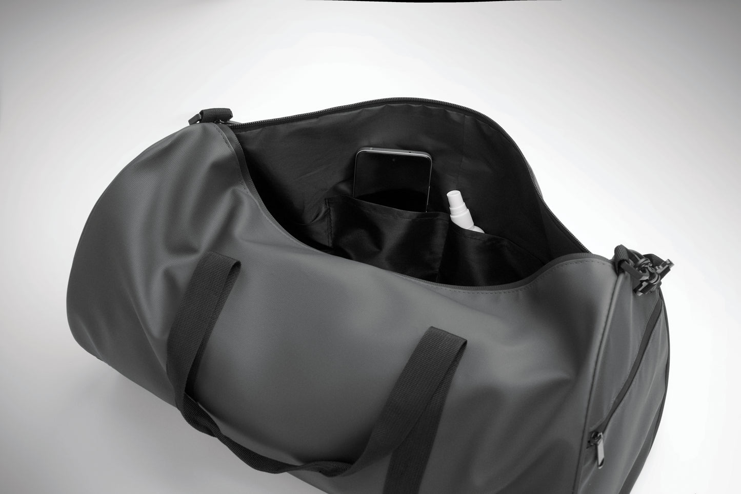 Sport- oder Reisetasche aus 600D RPET Polyester mit PU-Beschichtung. Fronttasche mit Reißverschluss.