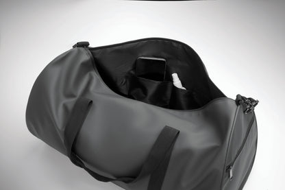 Sport- oder Reisetasche aus 600D RPET Polyester mit PU-Beschichtung. Fronttasche mit Reißverschluss.
