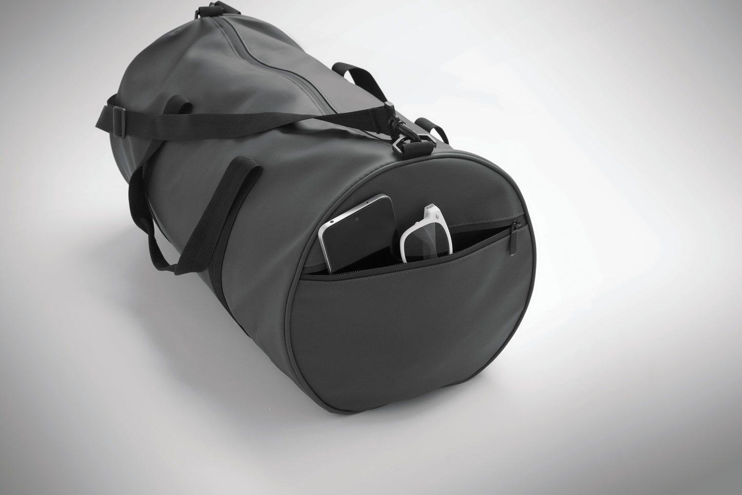 Sport- oder Reisetasche aus 600D RPET Polyester mit PU-Beschichtung. Fronttasche mit Reißverschluss.