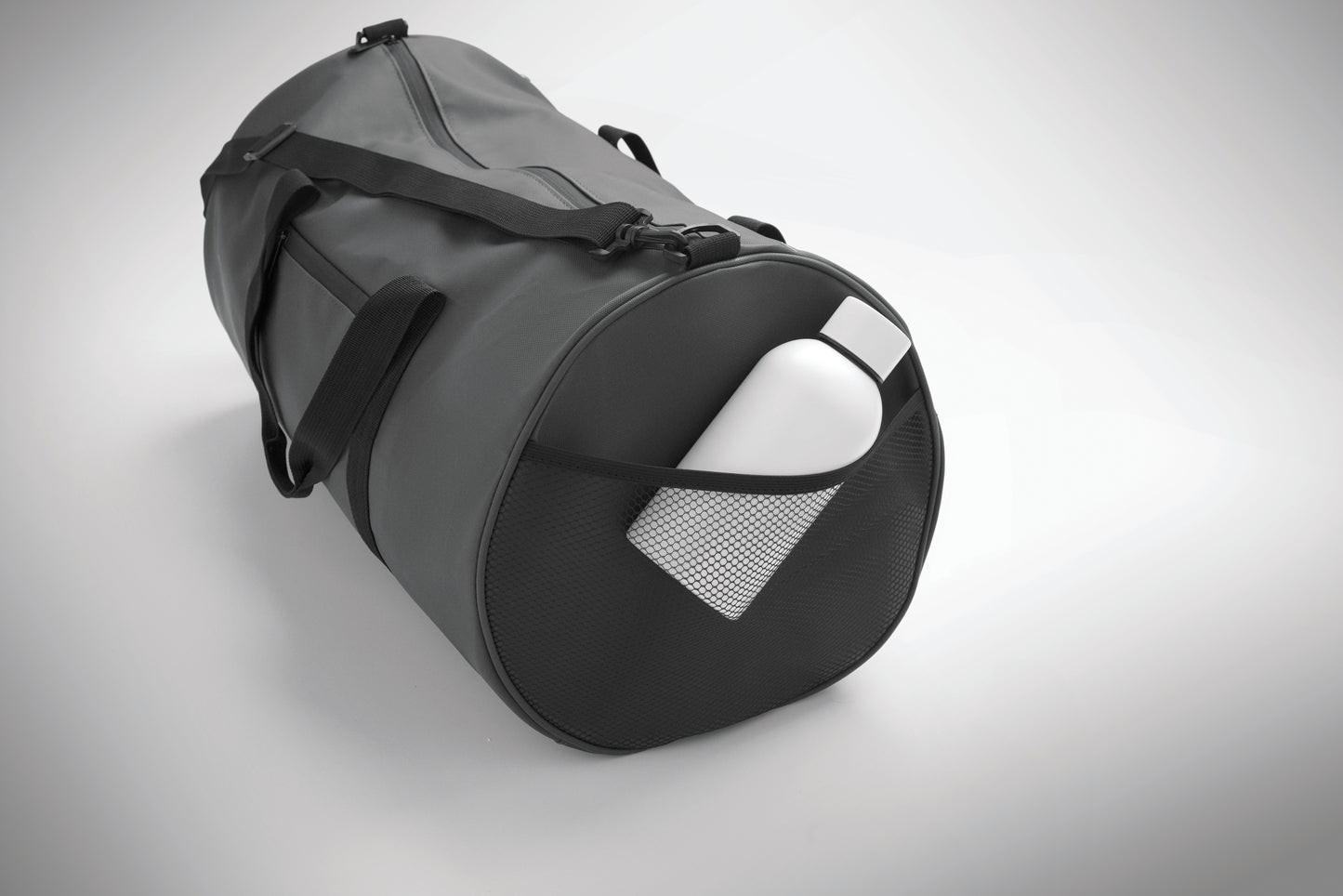 Sport- oder Reisetasche aus 600D RPET Polyester mit PU-Beschichtung. Fronttasche mit Reißverschluss.