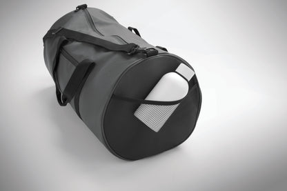 Sport- oder Reisetasche aus 600D RPET Polyester mit PU-Beschichtung. Fronttasche mit Reißverschluss.