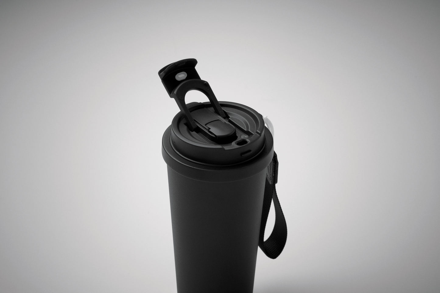 Doppelwandiger Becher aus recyceltem Edelstahl (90% recycelter Edelstahl und 10% Edelstahl). 2
