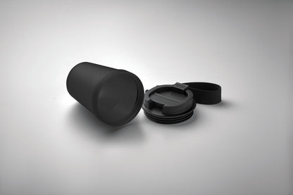 Einwandiger Becher aus PP mit RPET-Polyester-Schlaufe. Auslaufsicher. Füllmenge: 300 ml. Da der