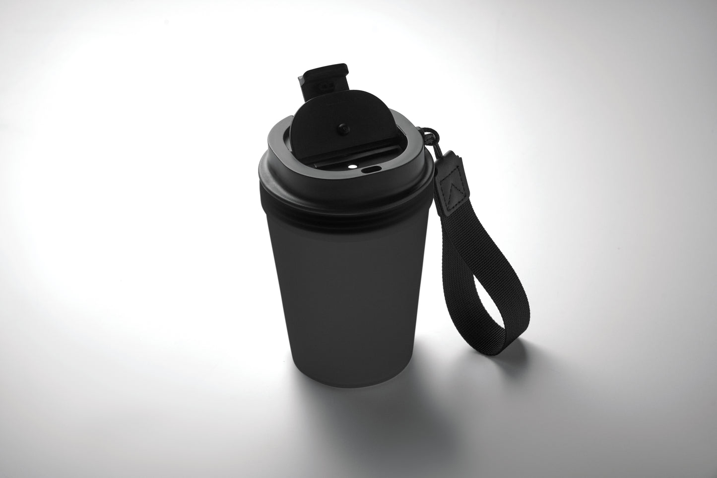 Einwandiger Becher aus PP mit RPET-Polyester-Schlaufe. Auslaufsicher. Füllmenge: 300 ml. Da der