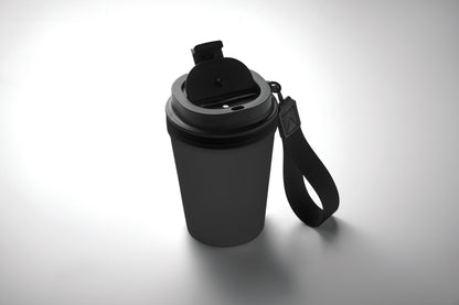 Einwandiger Becher aus PP mit RPET-Polyester-Schlaufe. Auslaufsicher. Füllmenge: 300 ml. Da der