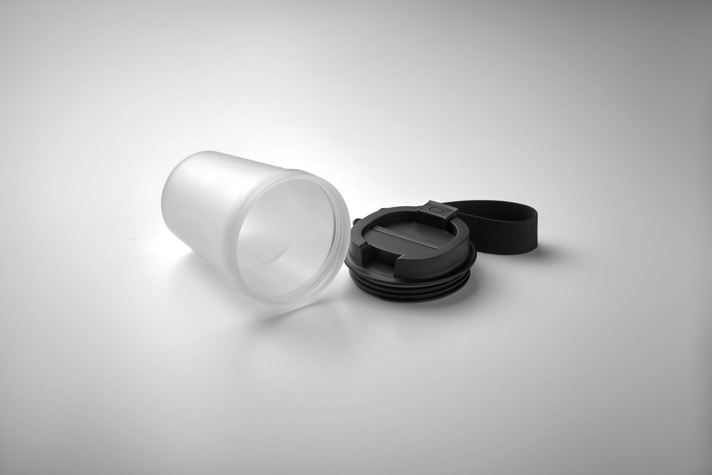Einwandiger Becher aus PP mit RPET-Polyester-Schlaufe. Auslaufsicher. Füllmenge: 300 ml. Da der