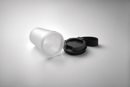 Einwandiger Becher aus PP mit RPET-Polyester-Schlaufe. Auslaufsicher. Füllmenge: 300 ml. Da der