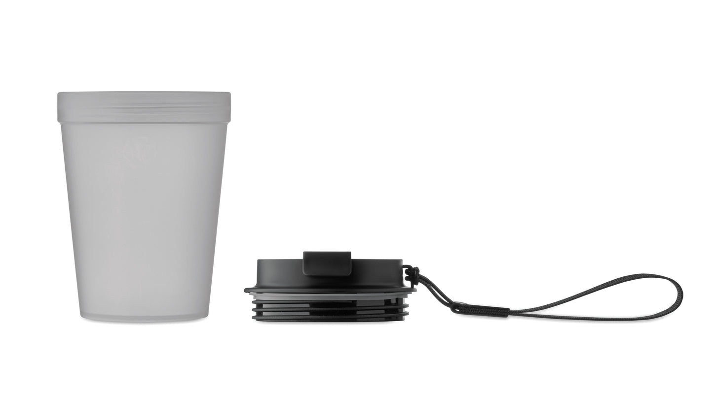 Einwandiger Becher aus PP mit RPET-Polyester-Schlaufe. Auslaufsicher. Füllmenge: 300 ml. Da der