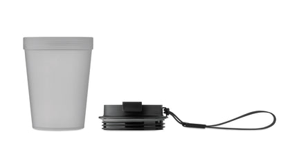 Einwandiger Becher aus PP mit RPET-Polyester-Schlaufe. Auslaufsicher. Füllmenge: 300 ml. Da der
