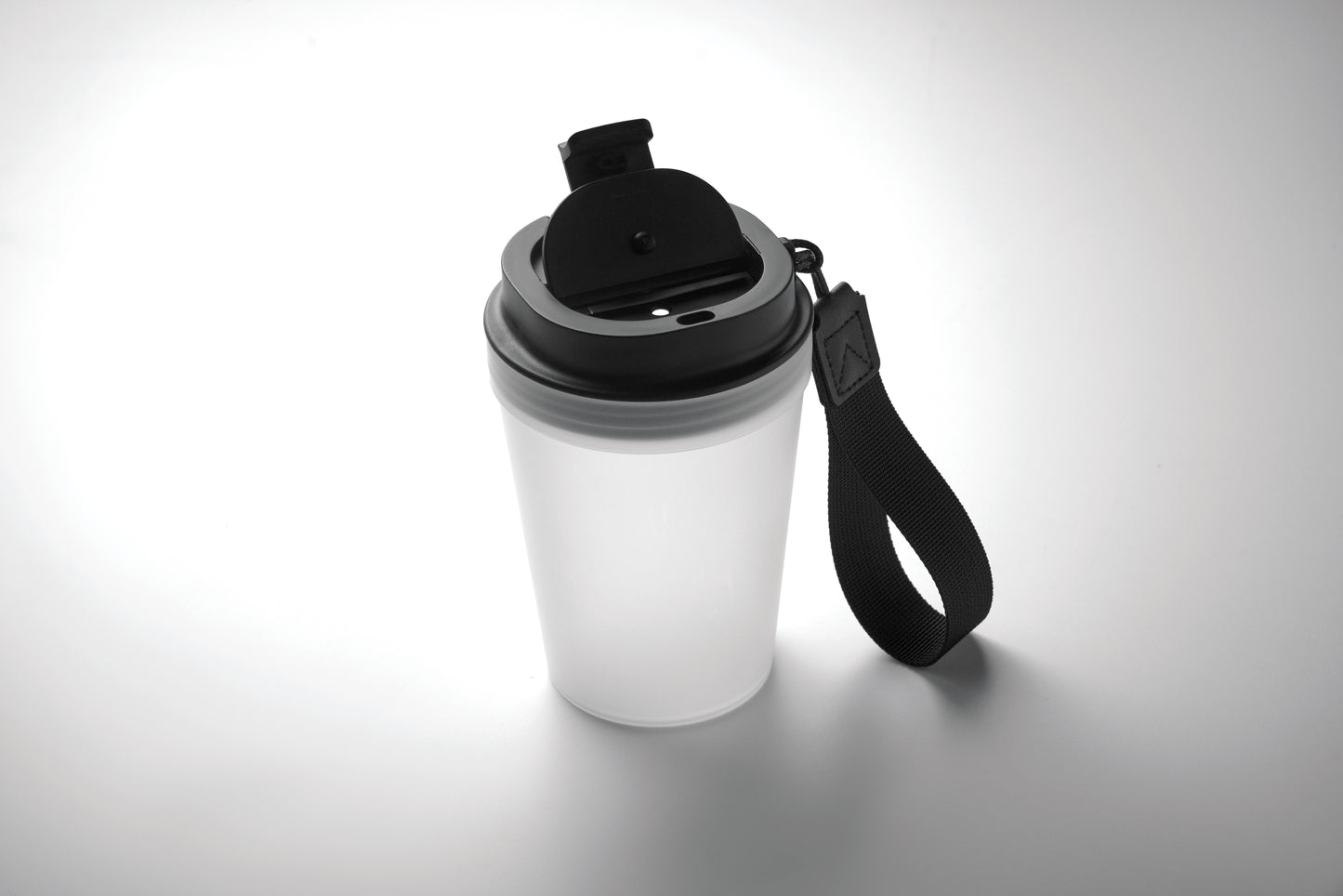 Einwandiger Becher aus PP mit RPET-Polyester-Schlaufe. Auslaufsicher. Füllmenge: 300 ml. Da der
