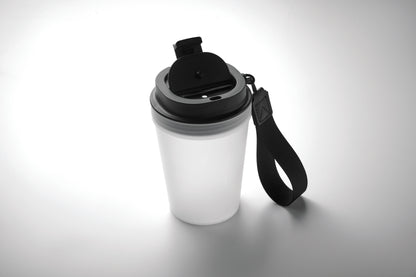 Einwandiger Becher aus PP mit RPET-Polyester-Schlaufe. Auslaufsicher. Füllmenge: 300 ml. Da der