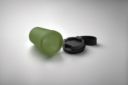 Einwandiger Becher aus PP mit RPET-Polyester-Schlaufe. Auslaufsicher. Füllmenge: 300 ml. Da der