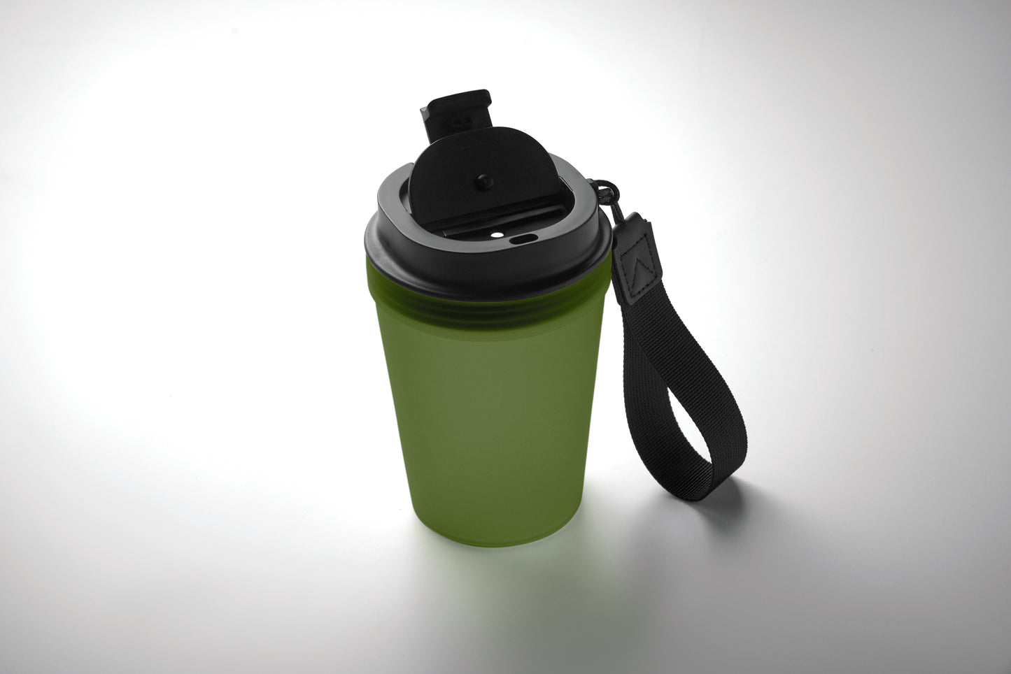 Einwandiger Becher aus PP mit RPET-Polyester-Schlaufe. Auslaufsicher. Füllmenge: 300 ml. Da der
