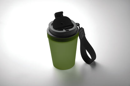 Einwandiger Becher aus PP mit RPET-Polyester-Schlaufe. Auslaufsicher. Füllmenge: 300 ml. Da der