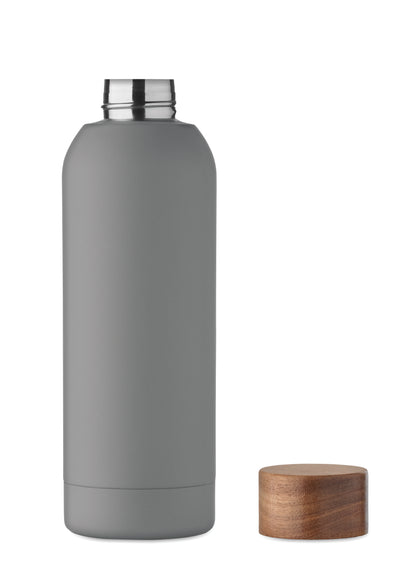 Einwandige Flasche aus recyceltem Edelstahl (90% recycelter Edelstahl und 10% Edelstahl). Gummiertes