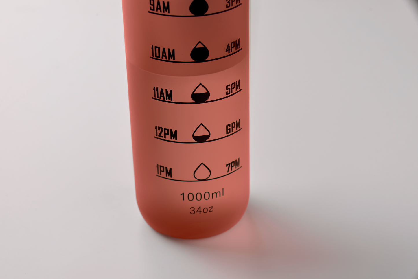 Sport-Trinkflasche aus RPET. Motivierende Zeitmarkierung einhändig zu öffnender Flip-Top-Deckel Sicherheitsverschluss und Trageriemen.