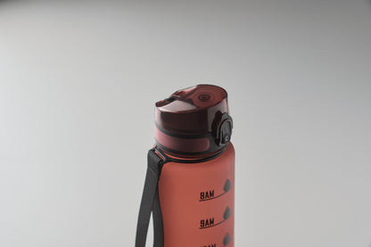 Sport-Trinkflasche aus RPET. Motivierende Zeitmarkierung einhändig zu öffnender Flip-Top-Deckel Sicherheitsverschluss und Trageriemen.