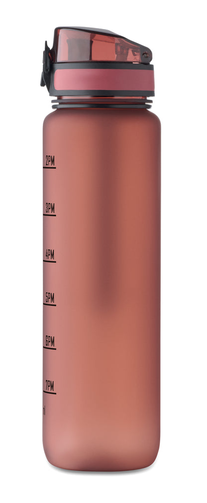 Sport-Trinkflasche aus RPET. Motivierende Zeitmarkierung einhändig zu öffnender Flip-Top-Deckel Sicherheitsverschluss und Trageriemen.