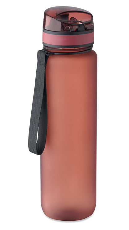 Sport-Trinkflasche aus RPET. Motivierende Zeitmarkierung einhändig zu öffnender Flip-Top-Deckel Sicherheitsverschluss und Trageriemen.