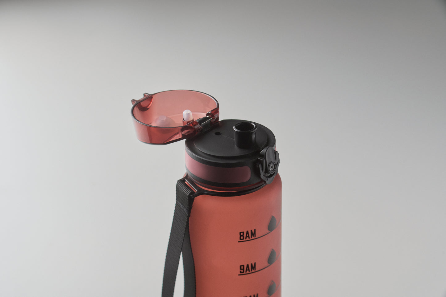 Sport-Trinkflasche aus RPET. Motivierende Zeitmarkierung einhändig zu öffnender Flip-Top-Deckel Sicherheitsverschluss und Trageriemen.