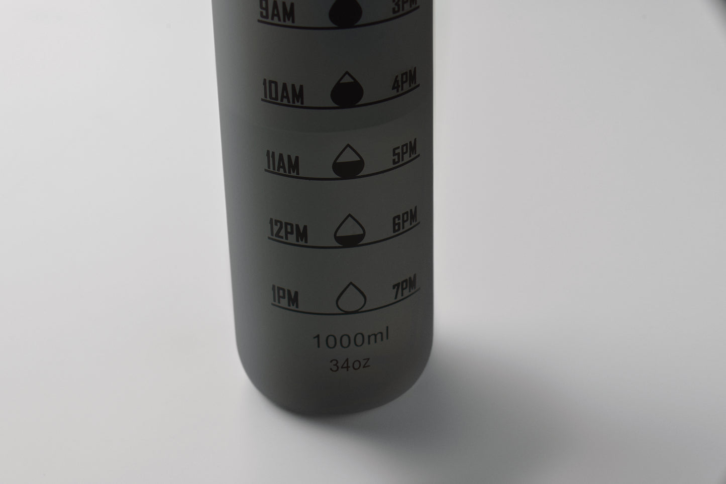 Sport-Trinkflasche aus RPET. Motivierende Zeitmarkierung einhändig zu öffnender Flip-Top-Deckel Sicherheitsverschluss und Trageriemen.