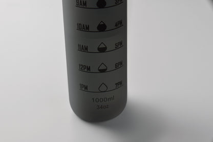 Sport-Trinkflasche aus RPET. Motivierende Zeitmarkierung einhändig zu öffnender Flip-Top-Deckel Sicherheitsverschluss und Trageriemen.